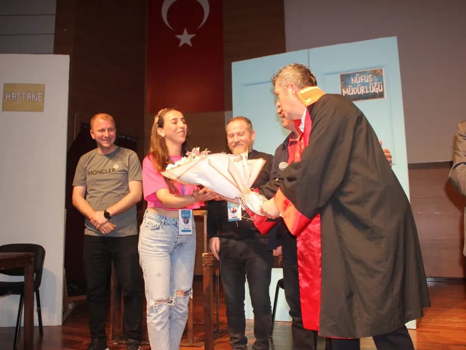 ”BİR MEMLEKET HİKAYESİ” SEYİRCİYLE BULUŞTU — fotoğraf 1