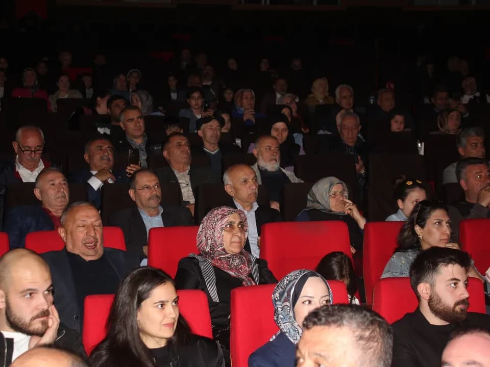 ”BİR MEMLEKET HİKAYESİ” SEYİRCİYLE BULUŞTU — fotoğraf 6