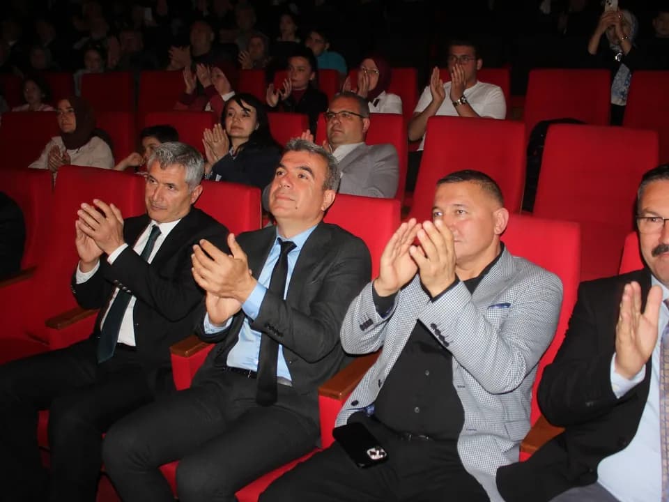 ”BİR MEMLEKET HİKAYESİ” SEYİRCİYLE BULUŞTU — fotoğraf 15