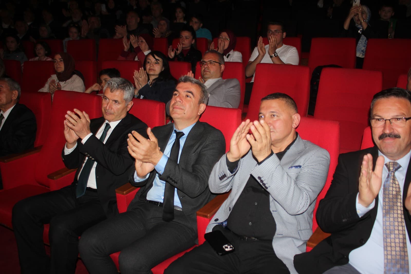 ”BİR MEMLEKET HİKAYESİ” SEYİRCİYLE BULUŞTU — fotoğraf 15