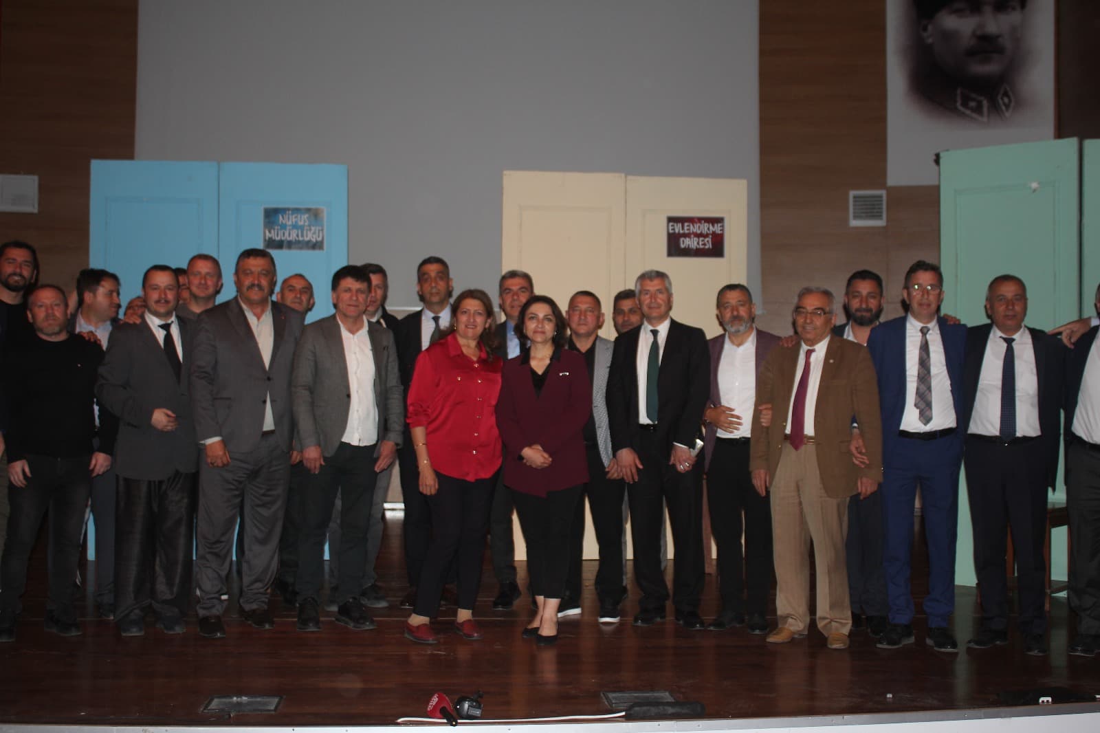 ”BİR MEMLEKET HİKAYESİ” SEYİRCİYLE BULUŞTU — fotoğraf 31