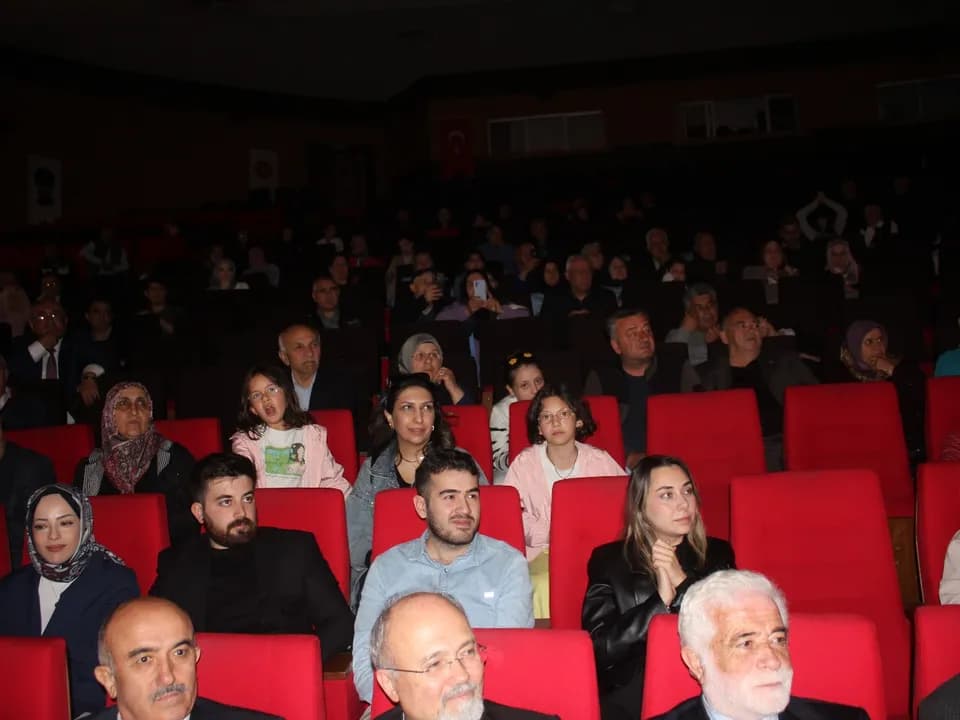 ”BİR MEMLEKET HİKAYESİ” SEYİRCİYLE BULUŞTU — fotoğraf 32