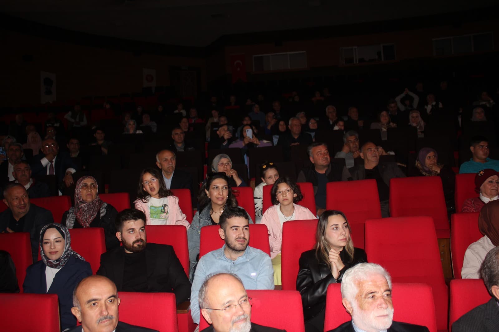 ”BİR MEMLEKET HİKAYESİ” SEYİRCİYLE BULUŞTU — fotoğraf 32