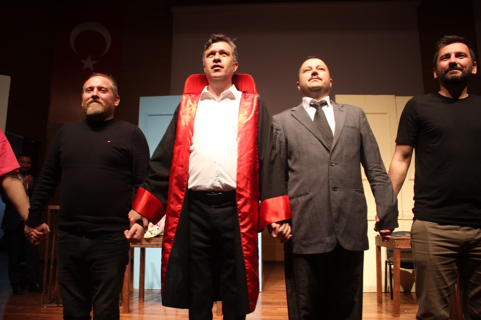 ”BİR MEMLEKET HİKAYESİ” SEYİRCİYLE BULUŞTU — fotoğraf 33
