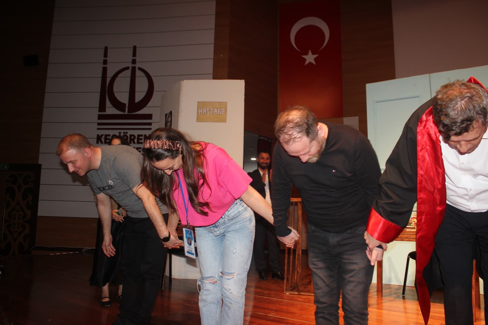 ”BİR MEMLEKET HİKAYESİ” SEYİRCİYLE BULUŞTU — fotoğraf 35