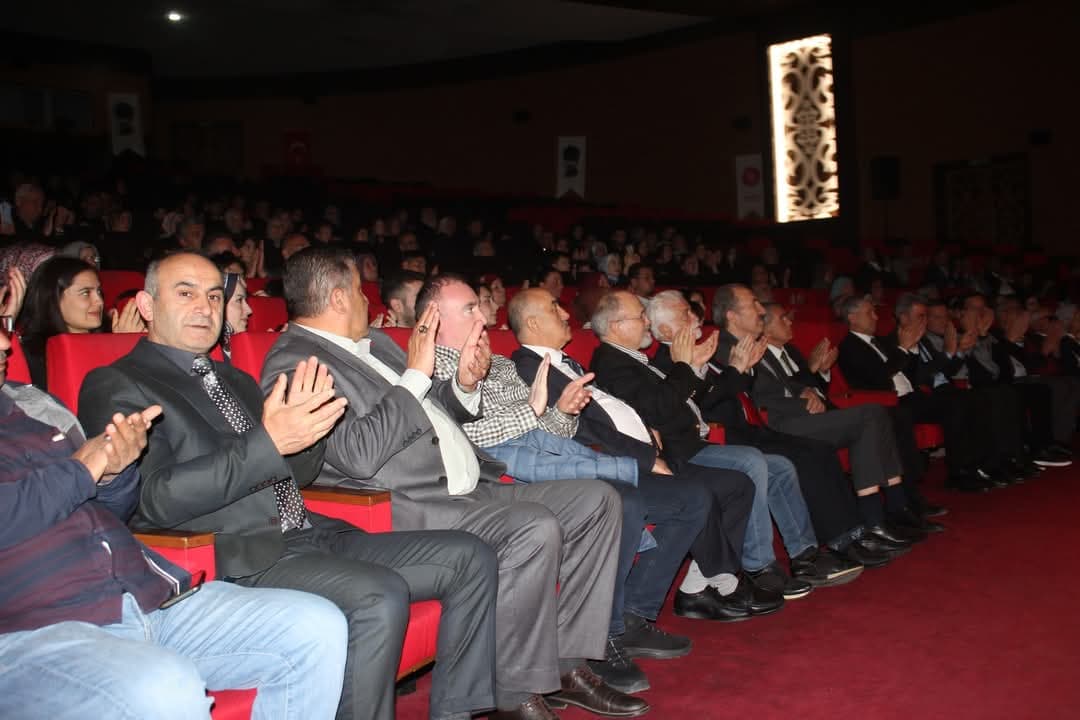”BİR MEMLEKET HİKAYESİ” SEYİRCİYLE BULUŞTU — fotoğraf 44