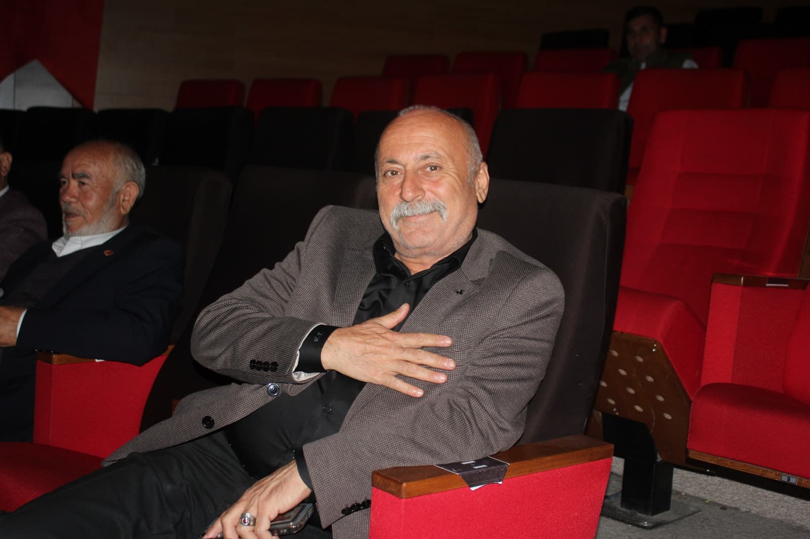 ”BİR MEMLEKET HİKAYESİ” SEYİRCİYLE BULUŞTU — fotoğraf 47