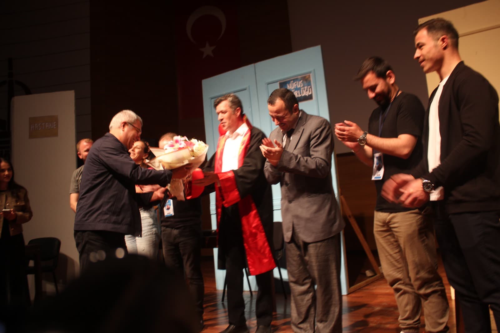 ”BİR MEMLEKET HİKAYESİ” SEYİRCİYLE BULUŞTU — fotoğraf 48